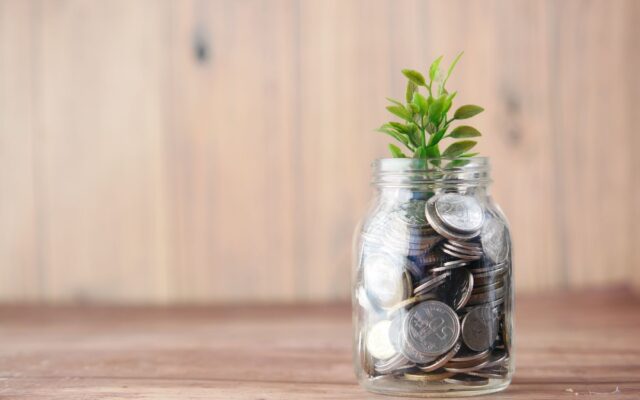 Bani economisiți într-un borcan transparent