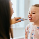 Cum îngrijești corect gingiile sensibile ale copiilor cu ajutorul periuței electrice?