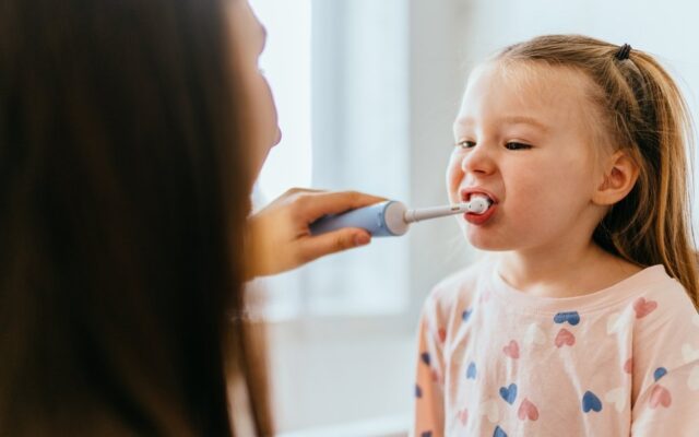 Cum îngrijești corect gingiile sensibile ale copiilor cu ajutorul periuței electrice?