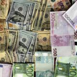 Bancnote de euro, dolari și reali