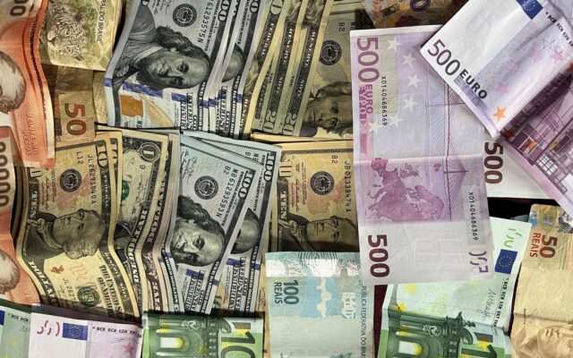 Bancnote de euro, dolari și reali