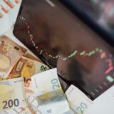 Bancnote euro și grafice financiare
