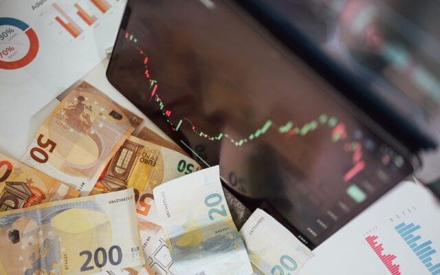 Bancnote euro și grafice financiare