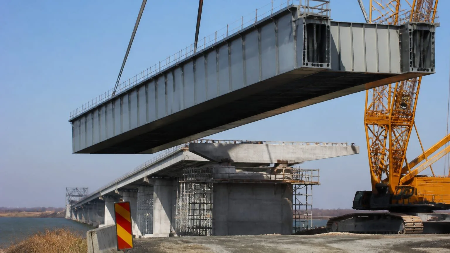Podul peste Siret are montată ultima piesă de 165 de tone. Drumul expres Brăila-Galați e la 97%, dar nu e gata