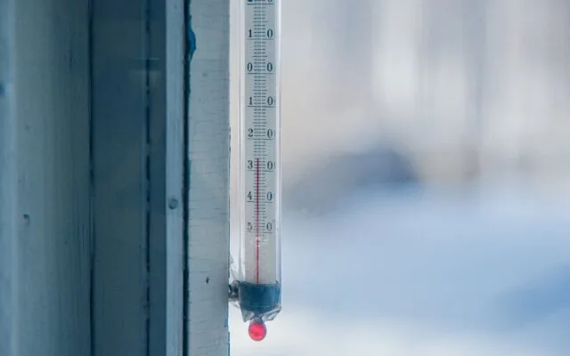 Termometru indicând temperatura sub zero grade