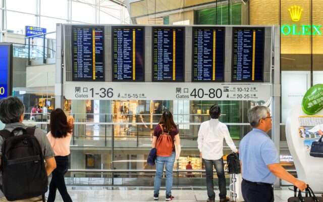 Tineri pregătiți pentru emigrarea în străinătate