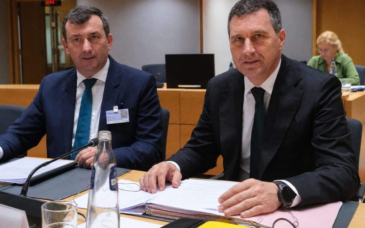 Oficiali la masa de discuții cu documente în