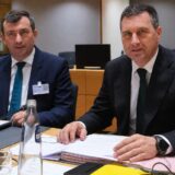 Oficiali la masa de discuții cu documente în