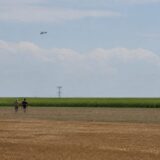 Elicopter și oameni la câmp