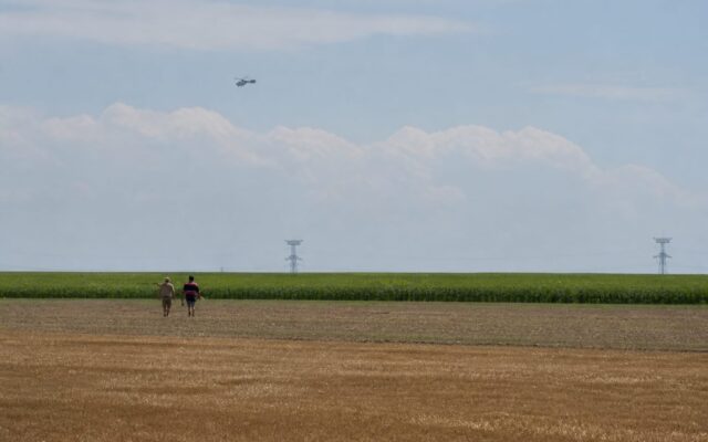 Elicopter și oameni la câmp