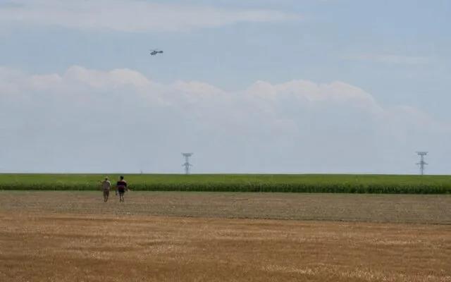 Elicopter și oameni la câmp