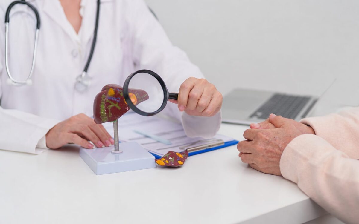 Medic explică afecțiune hepatică pe machetă anatomică