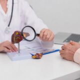 Medic explică afecțiune hepatică pe machetă anatomică