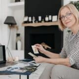 Astrologă cu cărți de tarot și horoscop