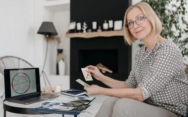 Astrologă cu cărți de tarot și horoscop