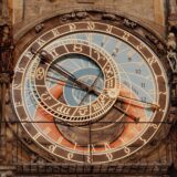 Vechi ceas astronomic cu simboluri zodiacale