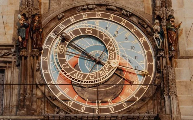 Vechi ceas astronomic cu simboluri zodiacale