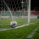 Mingea de fotbal în plasă