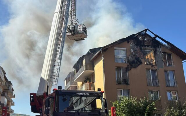 Incendiu la bloc în Florești