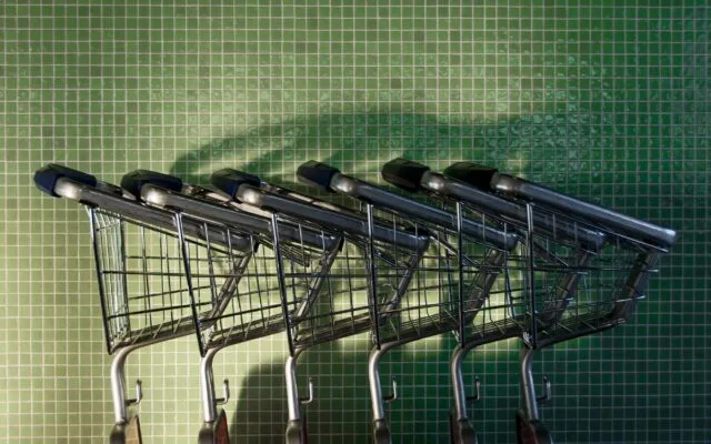 Cărucioare de cumpărături pe fundal verde