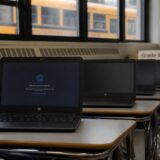 interdicția AI în școlile din New York, New York interzice AI pentru elevii până în clasa a VIII-a. Aproximativ 40 de