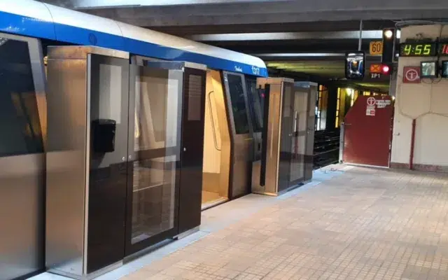 Tren Metrorex în stație