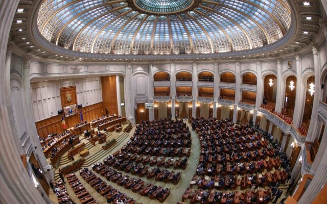 Parlamentul decide asupra trimiterii a până la 20 de militari români la comandamentul pentru Ucraina