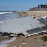 Un obiect suspectat a fi fragment de dronă, găsit pe plaja Neversea din Constanța, este verificat de autorități