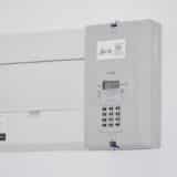 Contor electric montat pe perete