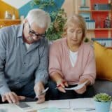 Pensionari analizând pensia de 2.025 lei