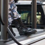 Cizmă militară și uniformă tactică