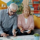 Pensionari verificând calculele pentru pensii