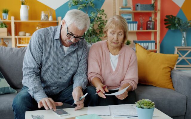 Pensionari verificând calculele pentru pensii