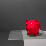 Pușculiță roșie pe suport transparent