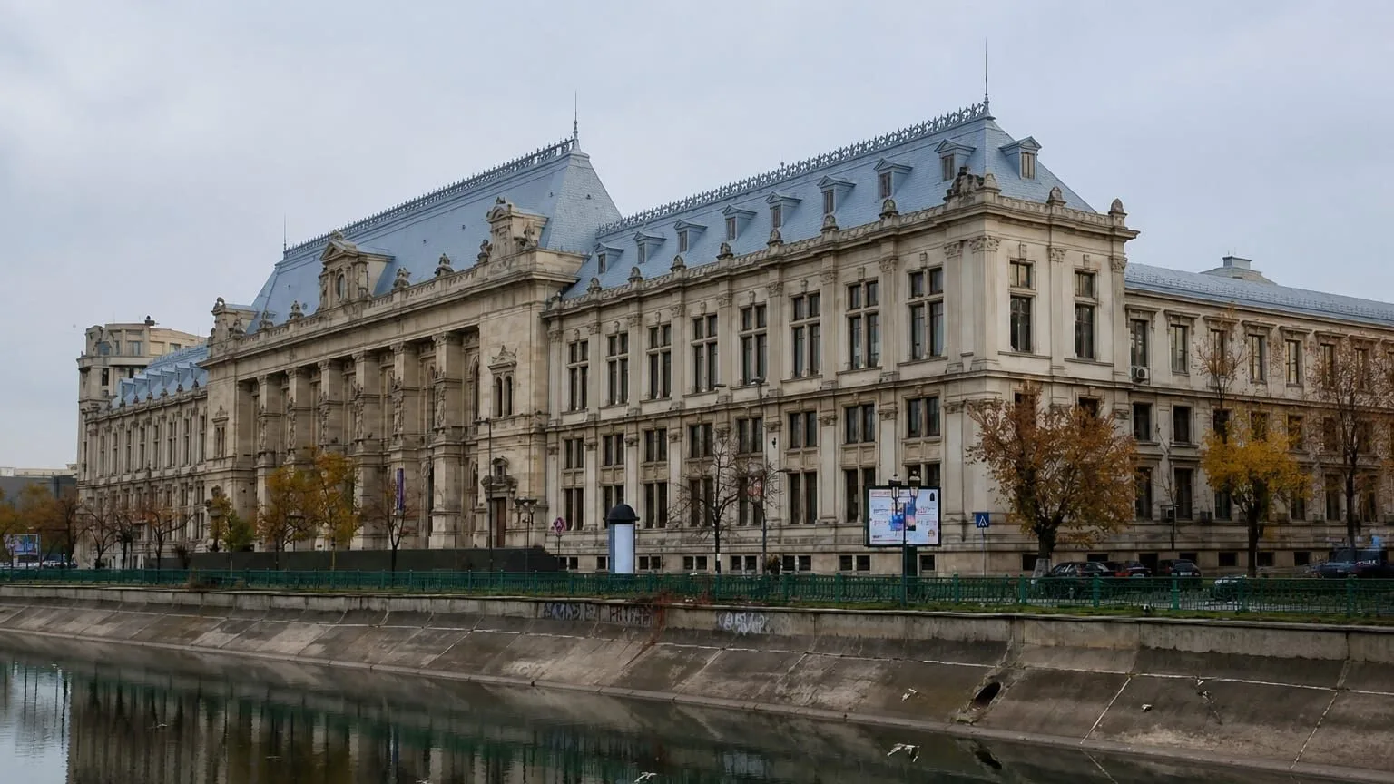 Sediul Palace of Justice pe Dâmbovița