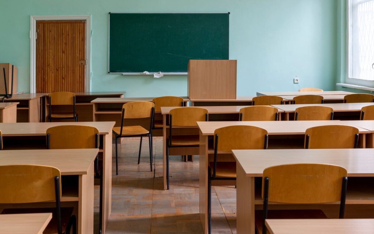 Sală de clasă fără profesori necalificați