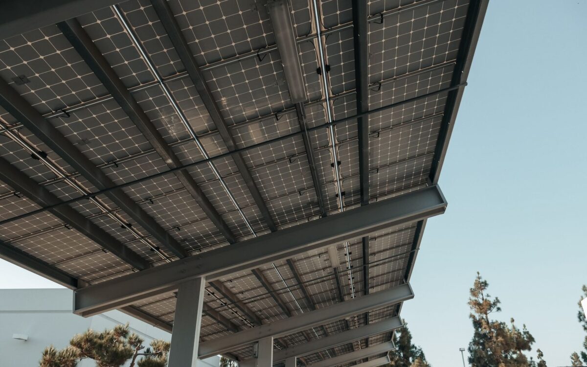 Panouri fotovoltaice dintr-un program pentru baterii