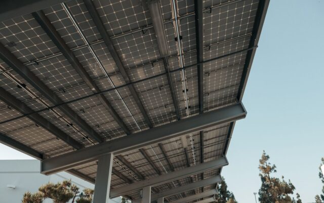 Panouri fotovoltaice dintr-un program pentru baterii