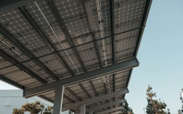 Panouri fotovoltaice dintr-un program pentru baterii
