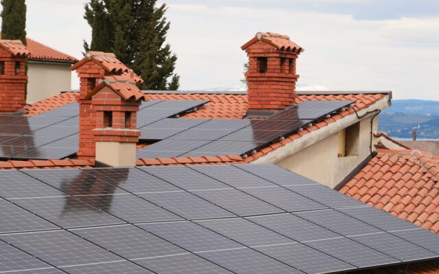 prosumatori, ANRE explică pașii pentru a deveni prosumator. Ce trebuie să știi despre baterii, invertor și energia livrată