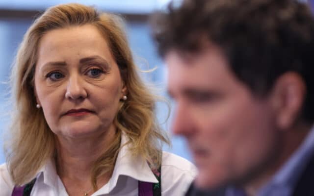 Femeie cu privire serioasă