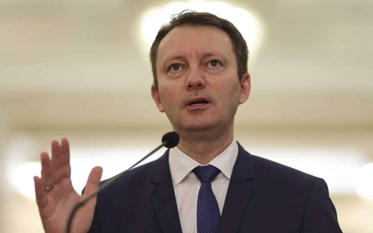 Discurs la microfon în timpul unei declarații oficiale