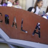 Elevi în fața unei școli