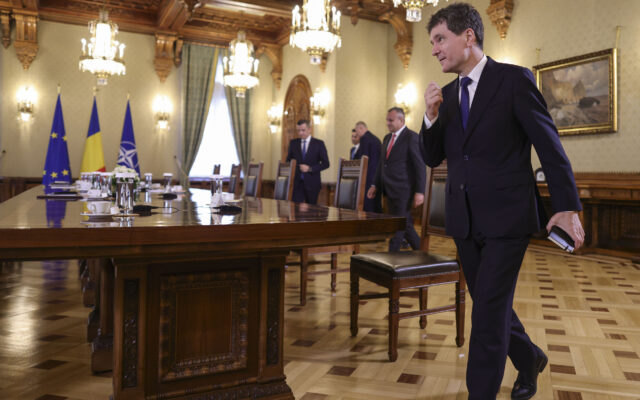 Europarlamentar român la discuții politice