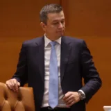 Politician în costum lângă scaun
