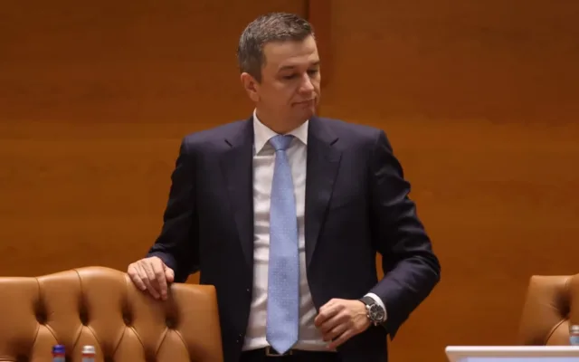 Politician în costum lângă scaun