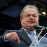 Politician vorbind la microfon