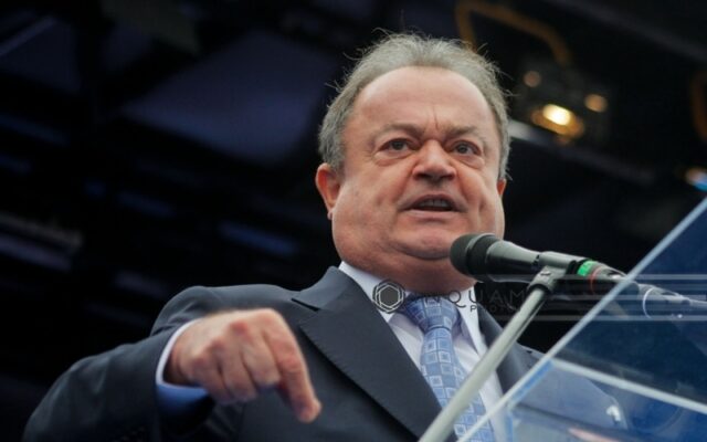 Politician vorbind la microfon