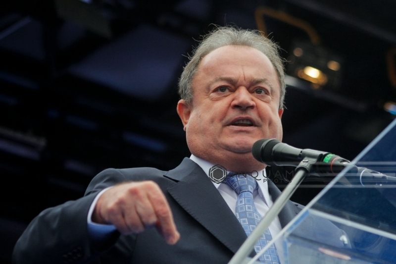 Politician vorbind la microfon