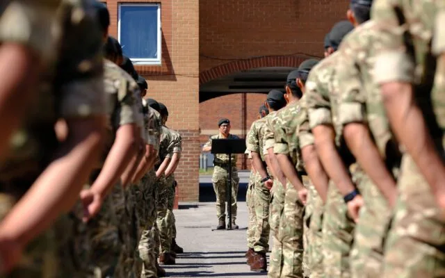 Noi recruți în uniformă militară